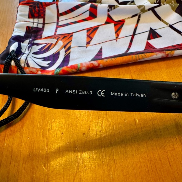 Heatwave Black Sunglasses with Protective Sleeve Brand New Without Tags - Picture 7 of 10